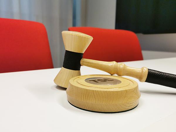 Puheenjohtajan nuija kokoushuoneen pöydällä.