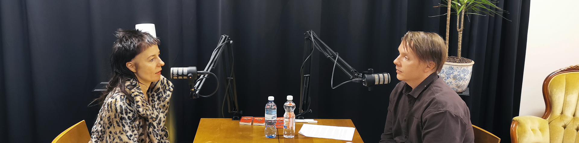 Mariska ja Jaakko Suni mikrofonien äärellä äänittämässä.