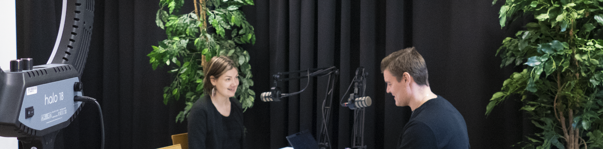 Pinja Kuusenaho ja Janne Laulumaa mikrofonien äärellä äänittämässä. 