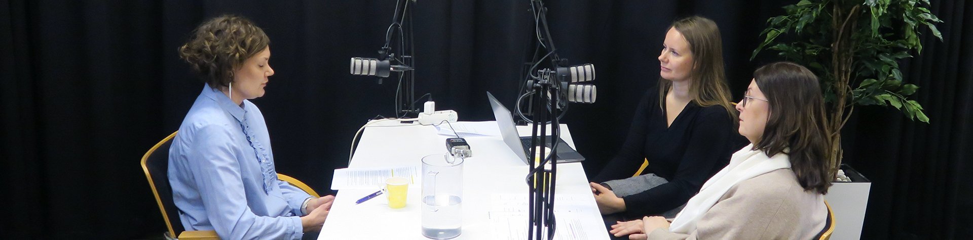 Pinja Kuusenaho, Säde Tahvanainen ja Inari Juntumaa mikrofonien äärellä äänittämässä.