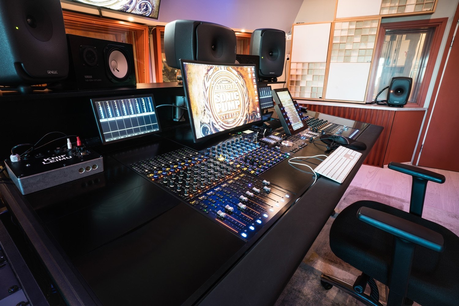 Studiotilan tarkkaamo.