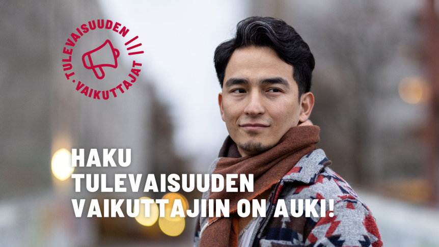 Nuori mies katsoo eteen päin hymyillen. Kuvassa Tulevaisuuden vaikuttajat -logo ja teksti: haku tulevaisuuden vaikuttajiin on auki..